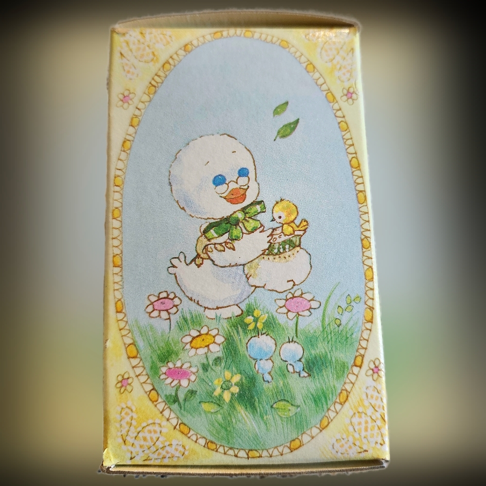 Vintage Avon's Mrs. Quackles  "Delicate Daisies" Perfume Bottle (STILL IN BOX) - Picture 11 of 12